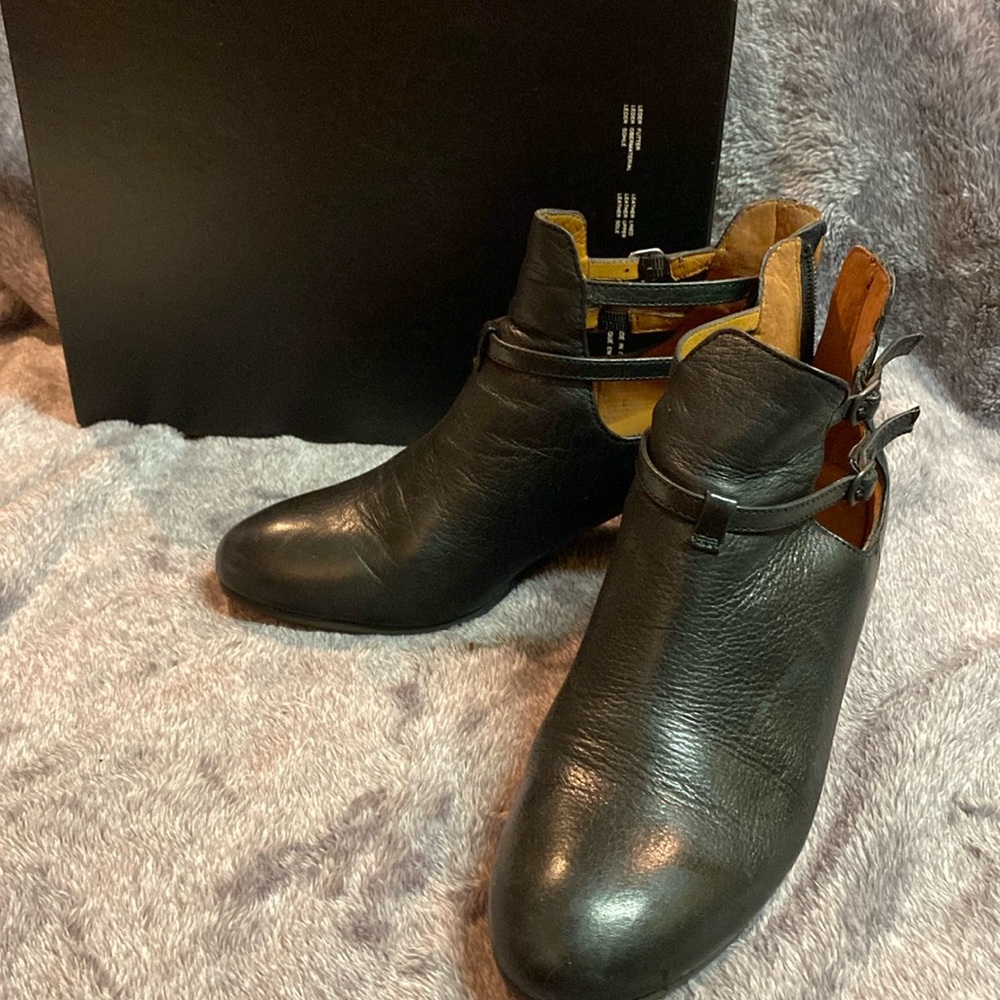 Pre-loved Gentle Souls by Kenneth Cole in Black Size 36M.